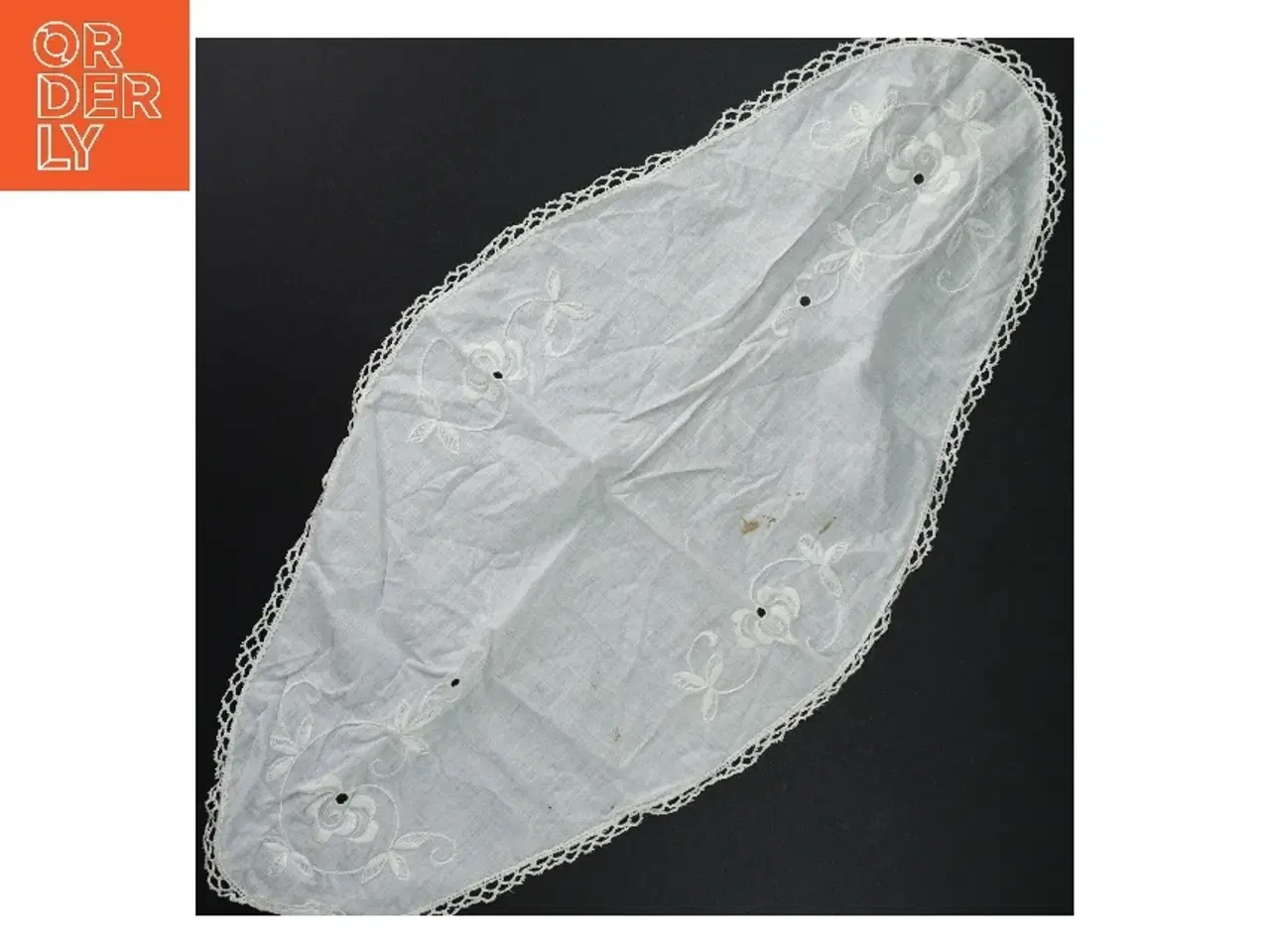 Billede 1 - Broderet pyntedug med blonder (str. 48 x. 30 cm)