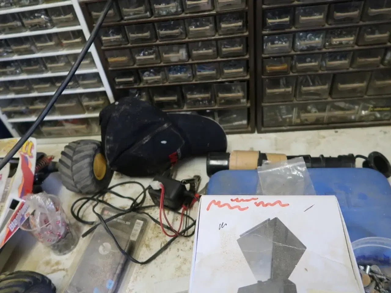 Billede 19 - Div. Plejemidler, skruer, møtrikker, racerbiler m.m.