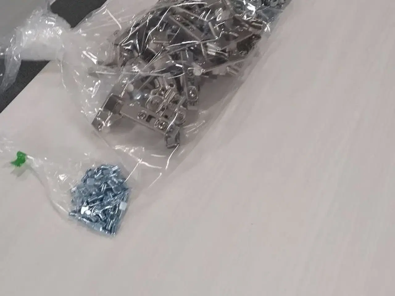 Billede 3 - 4 stk. usamlet højskabe H: 195,2 x B: 50 x D: 34,0 med låge og 16 hylder