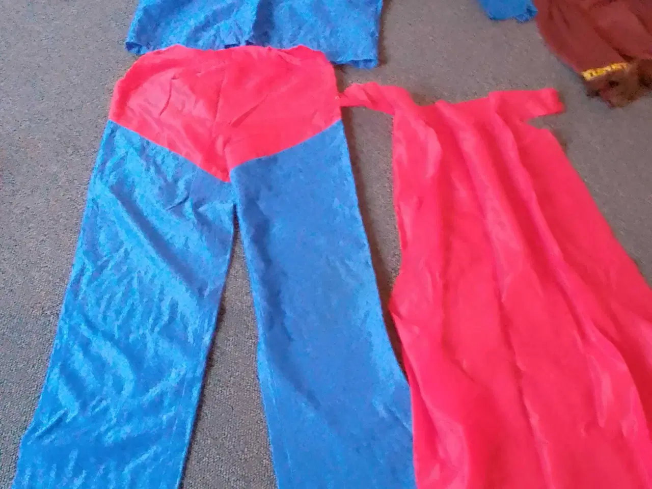 Billede 2 - Superman kostume  Str 146