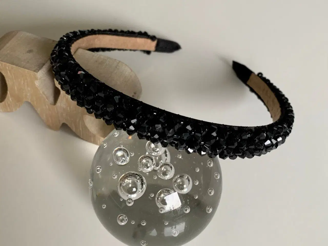 Billede 12 - Smuk sort hårbøjle med shiny perler i sort