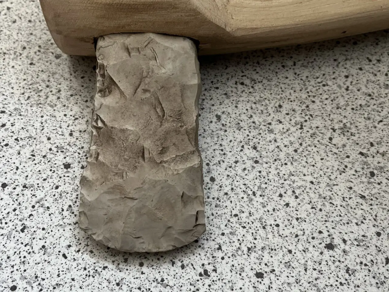 Billede 1 - Stenøkse med skaft