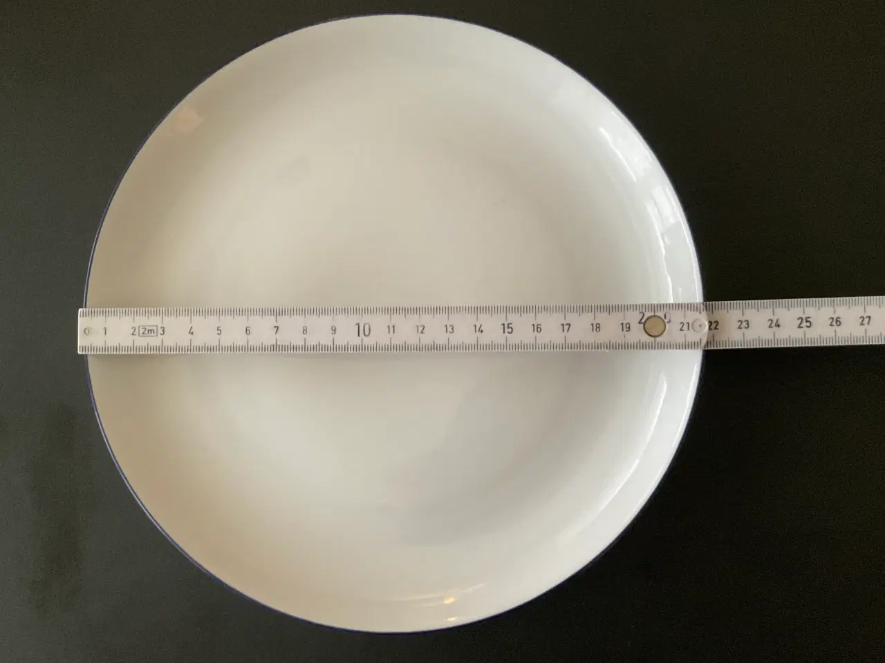 Billede 3 - 8 atelier tallerkener i hvid porcelæn med blå kant