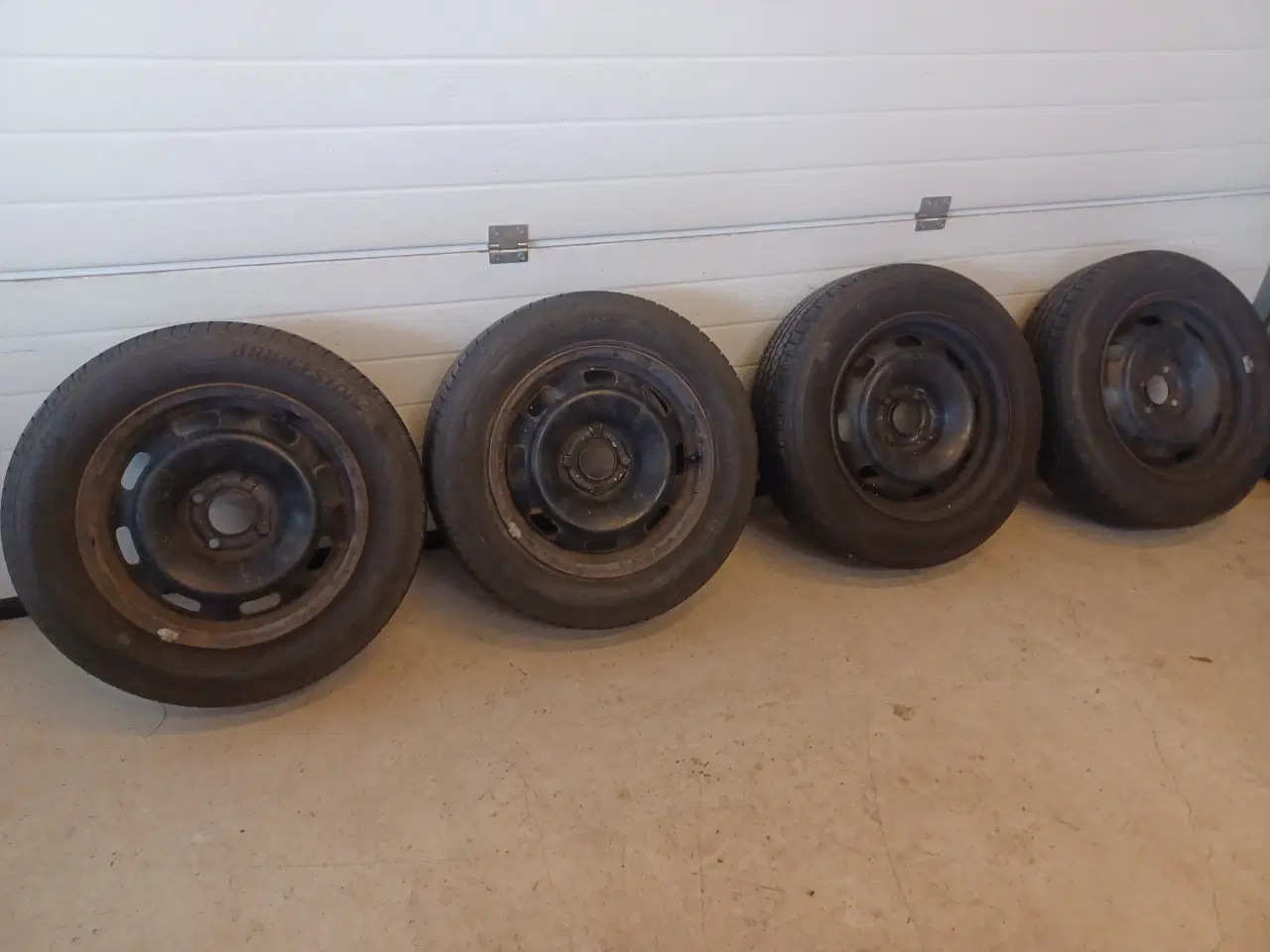 Billede 1 - Opel helårsdæk på fælge.