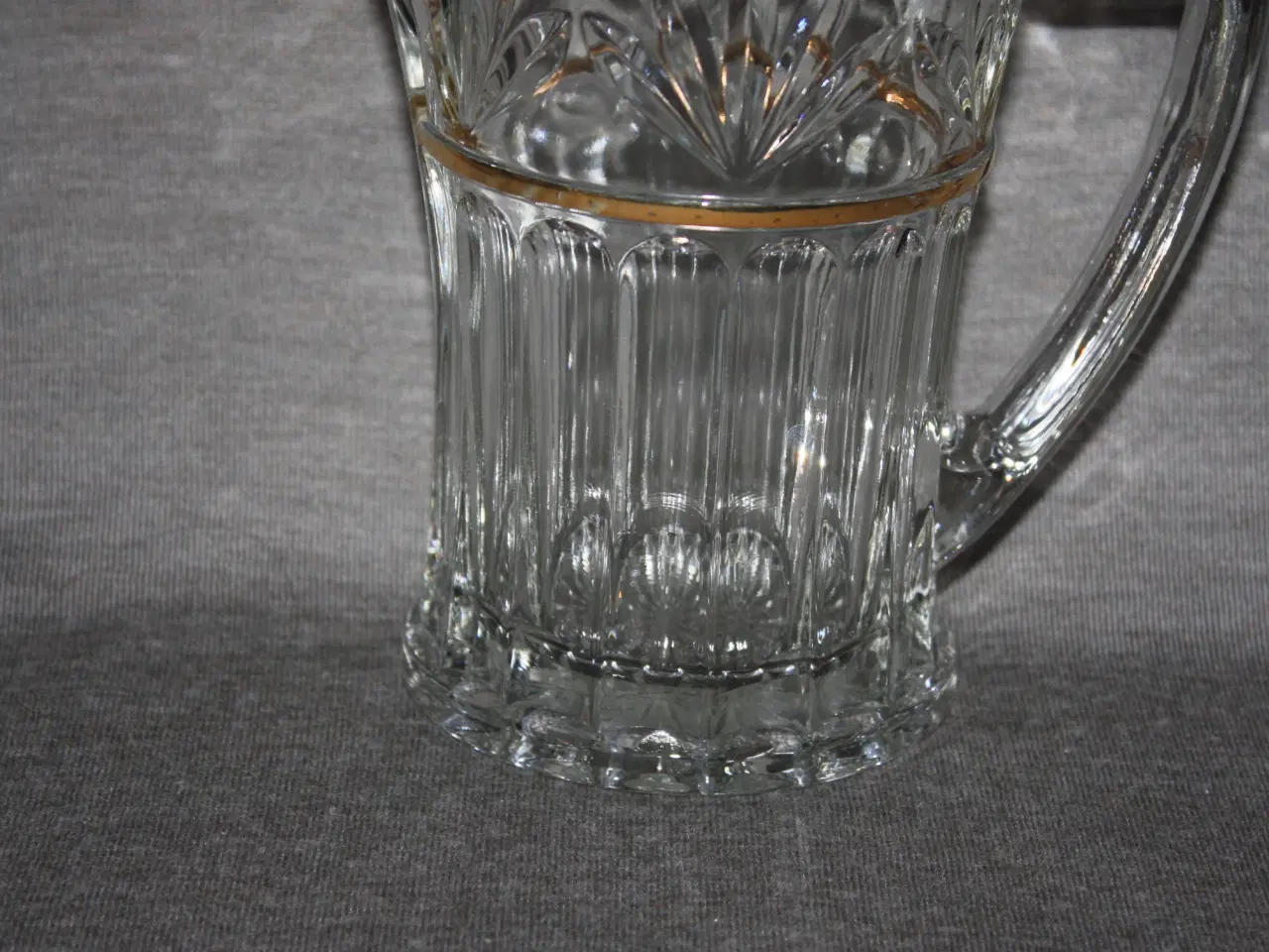Billede 3 - Flot glas kande med guldkant  H.: 18,5 cm