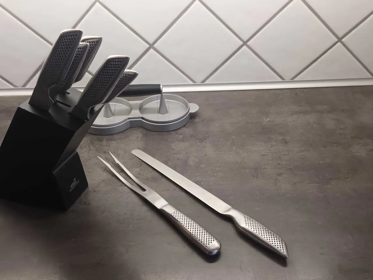 Billede 2 - Knivsæt med knivblok og bøfpresser.