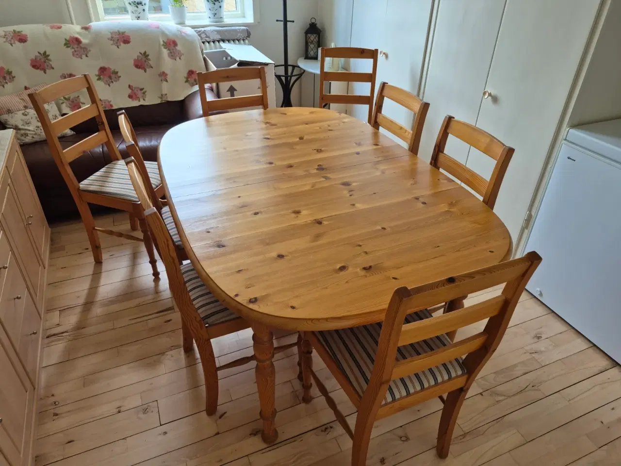 Billede 7 - Spisestue bord/stole/skænk/spejl fyrretræ