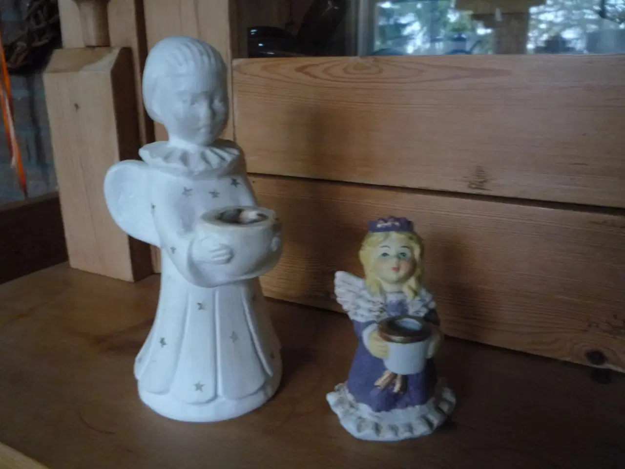 Billede 2 - 2 engle og lille nisse i keramik