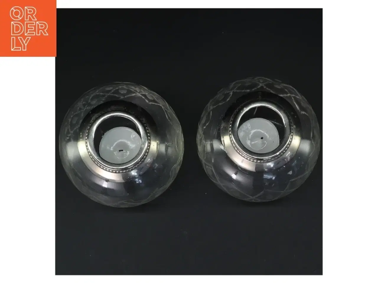 Billede 2 - To runde lysestager med glasdesign (str. Ø. 11 cm. 2 styk)