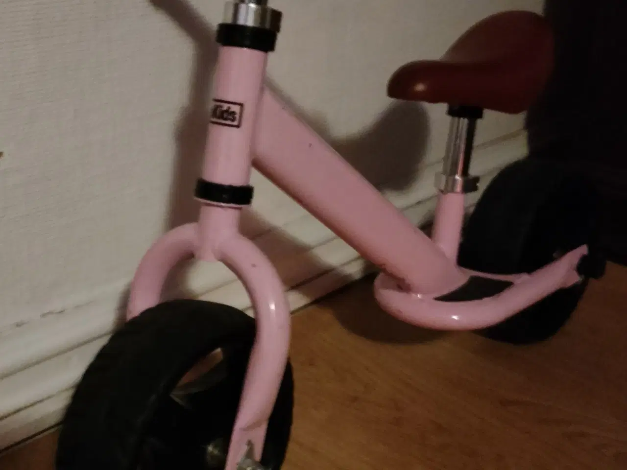 Billede 1 - Lyserød pige løbecykel.