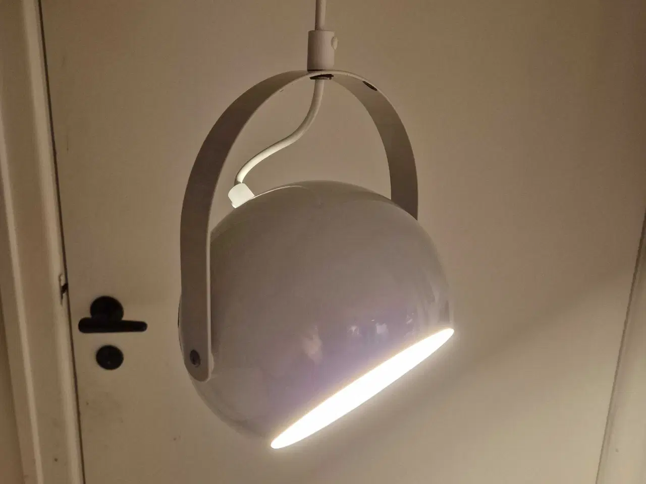Billede 4 - Hvid kuglelampe med smart vippefunktion 