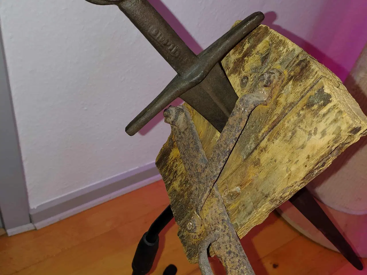 Billede 3 - Sværd monteret i dør