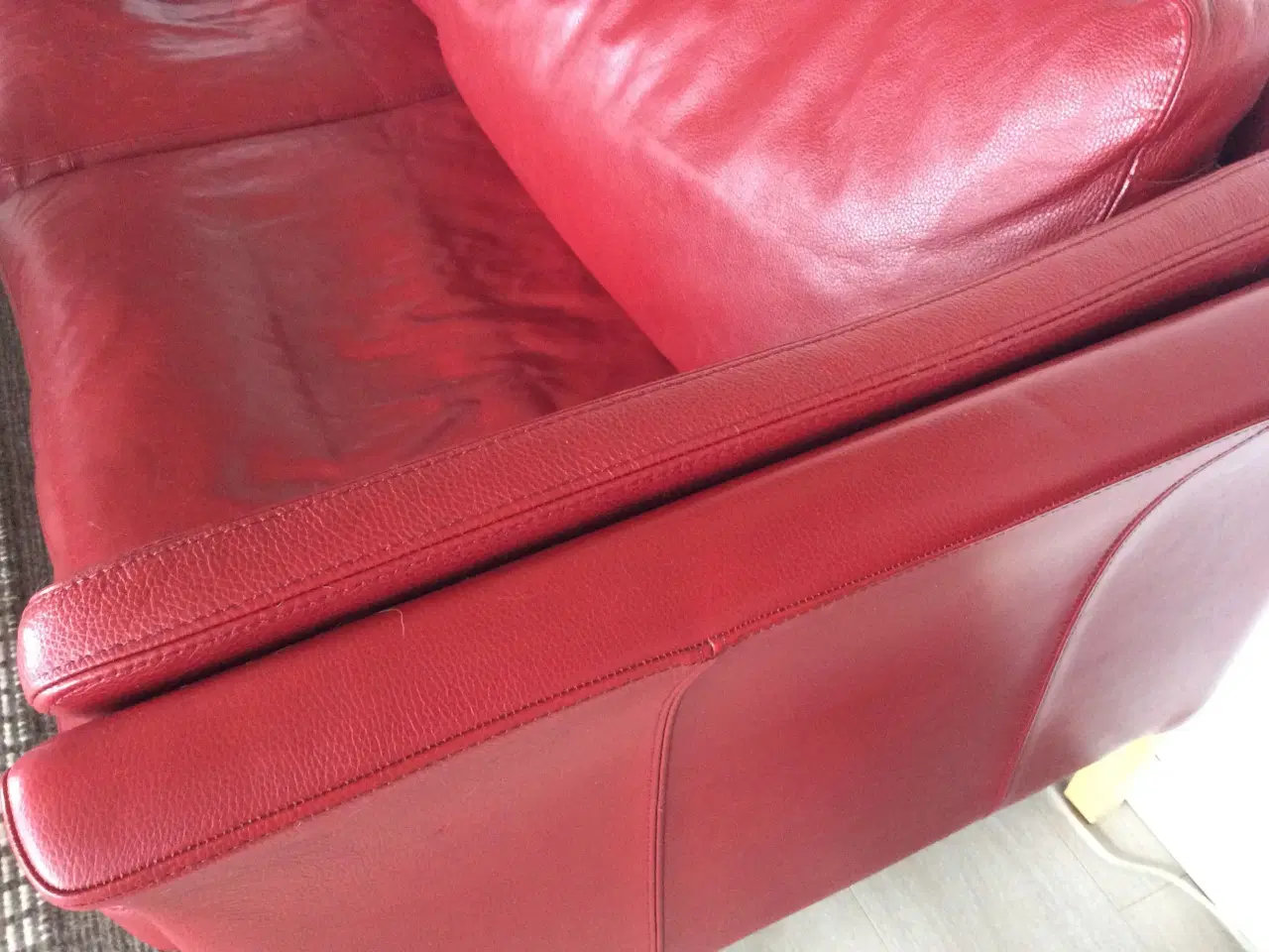 Billede 4 - rød lædersofa 