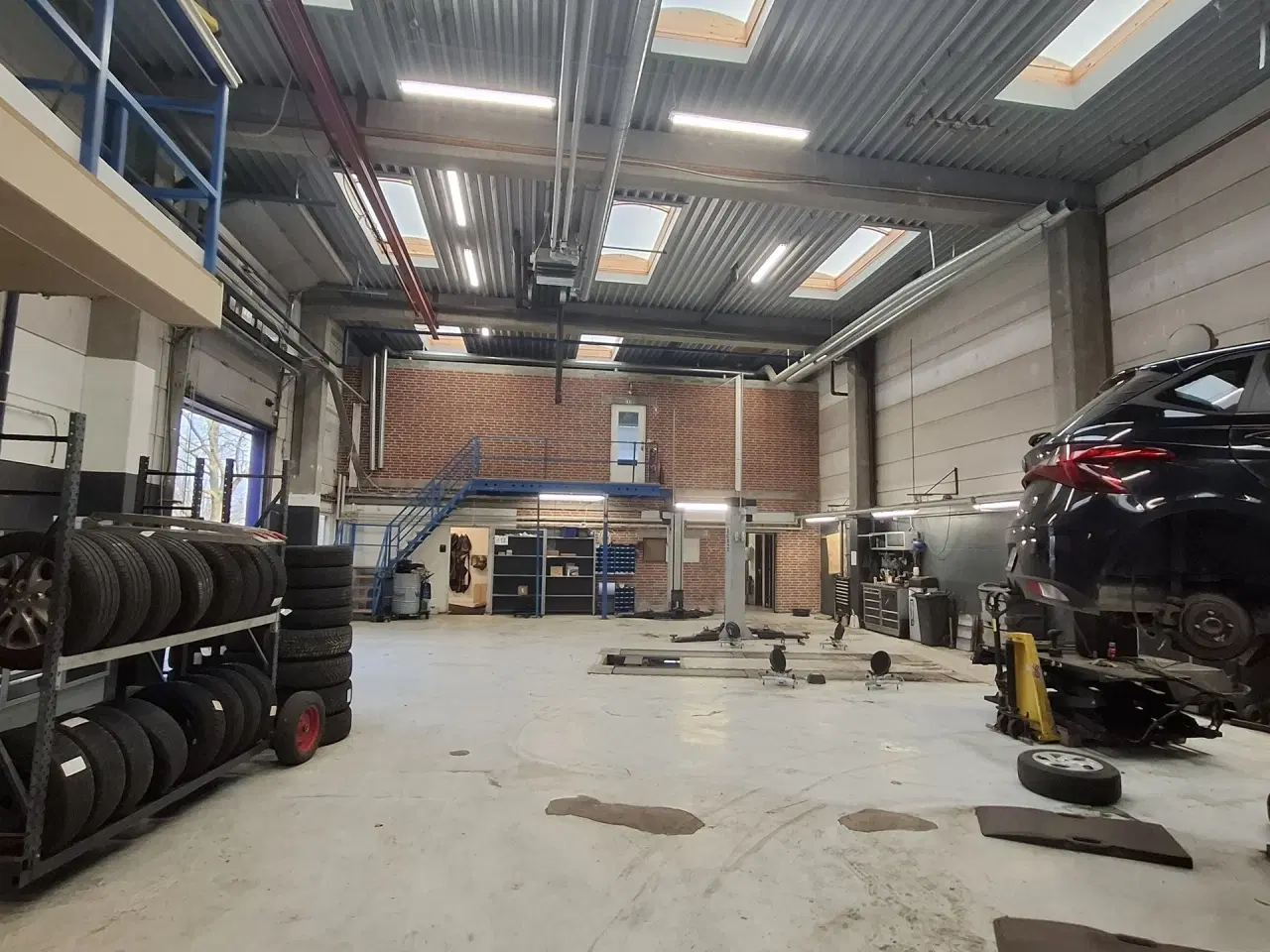 Billede 3 - AUTOVÆRGSTED eller Lager med store Port Centralt beliggende ved 2 motorvejstilkørsler.