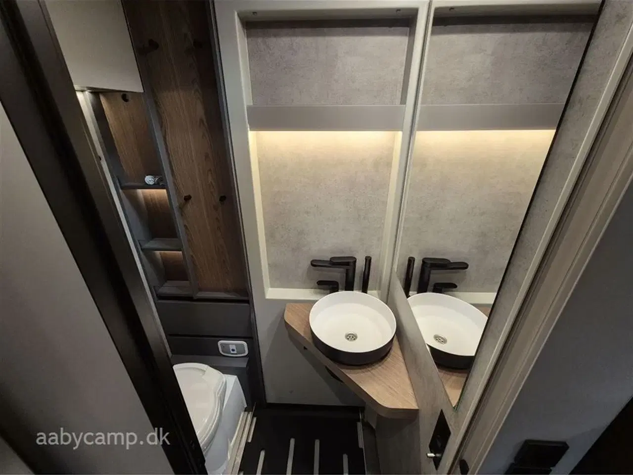 Billede 16 - 2025 - Niesmann+Bischoff Arto 78   solceller. 3x150 Ah lithium batterier. 3000w inverter. Elektrisk markise. Udv. gas/vand. Helårsdæk. 2x TV. Duo control. luft undervogn. Hydrauliske støtteben.