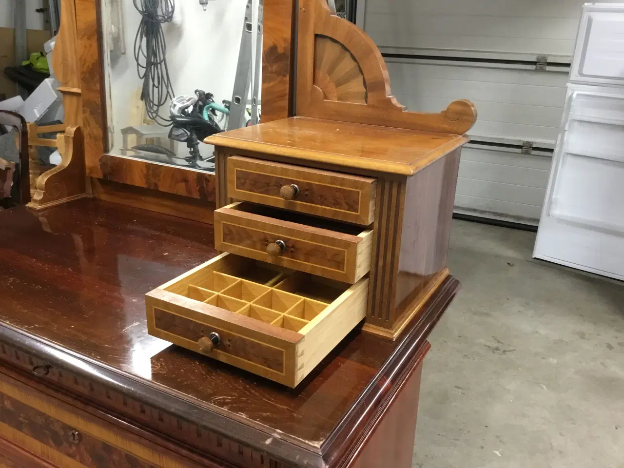 Billede 1 - Toiletbord lavet af møbelsnedker 