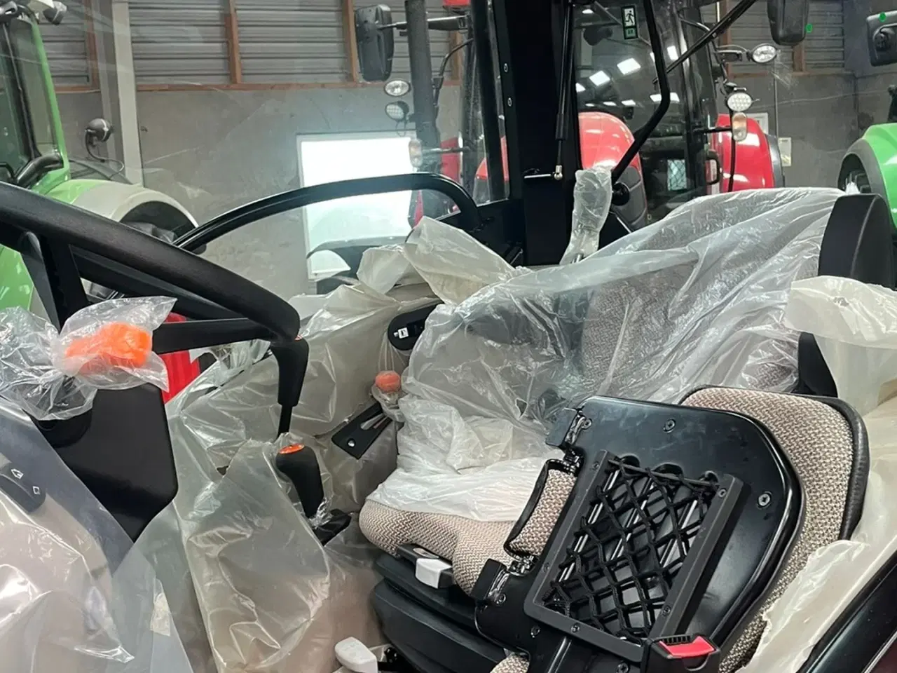Billede 17 - Case IH Farmall 75 A Med Quicke frontlæsser med Euroskifte, 3die funktion og dæmper, samt og brede hjul.