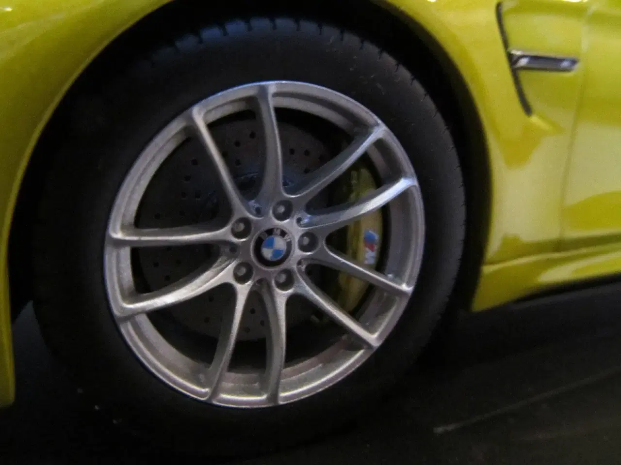 Billede 7 - 2014 BMW M4 Coupé F82 1:18  Farve: Austin Yellow 