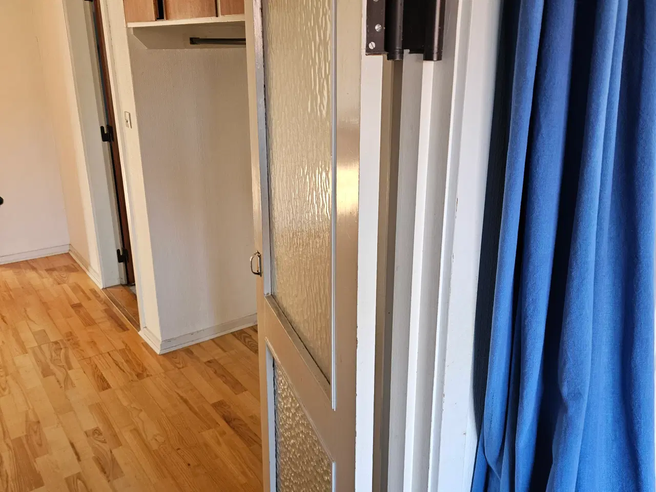 Billede 2 - Sving- / saloondør m/2 glaspartier.