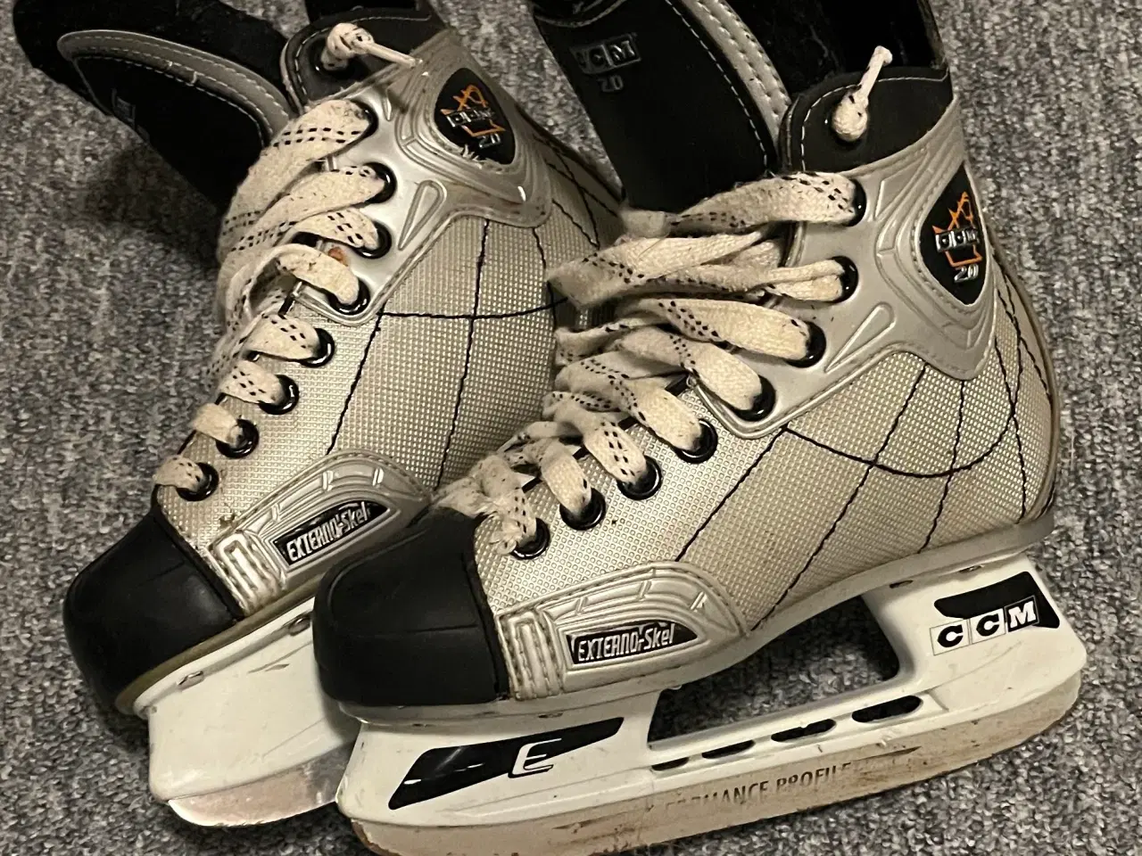 Billede 1 - Ishockey skøjter - str 33