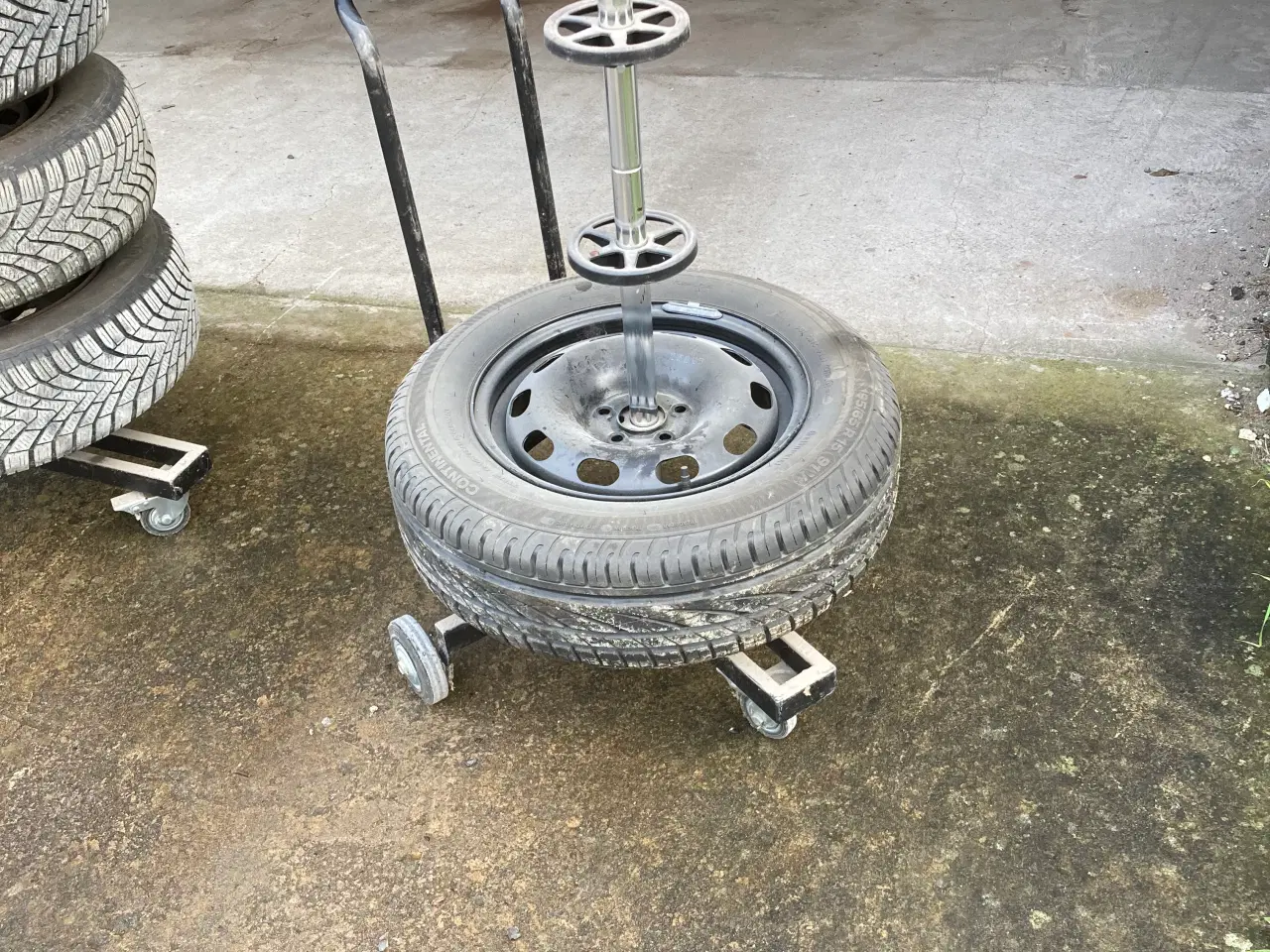 Billede 2 - Vinterdæk + reservehjul Skoda Oktavia + 2 stativer