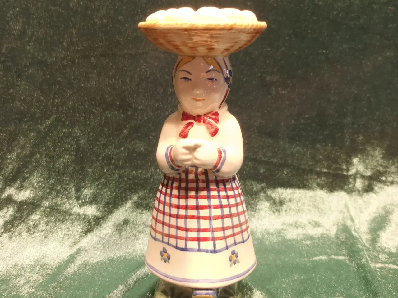 Billede 1 - Børnehjælpsfigur, Konen med æggene 