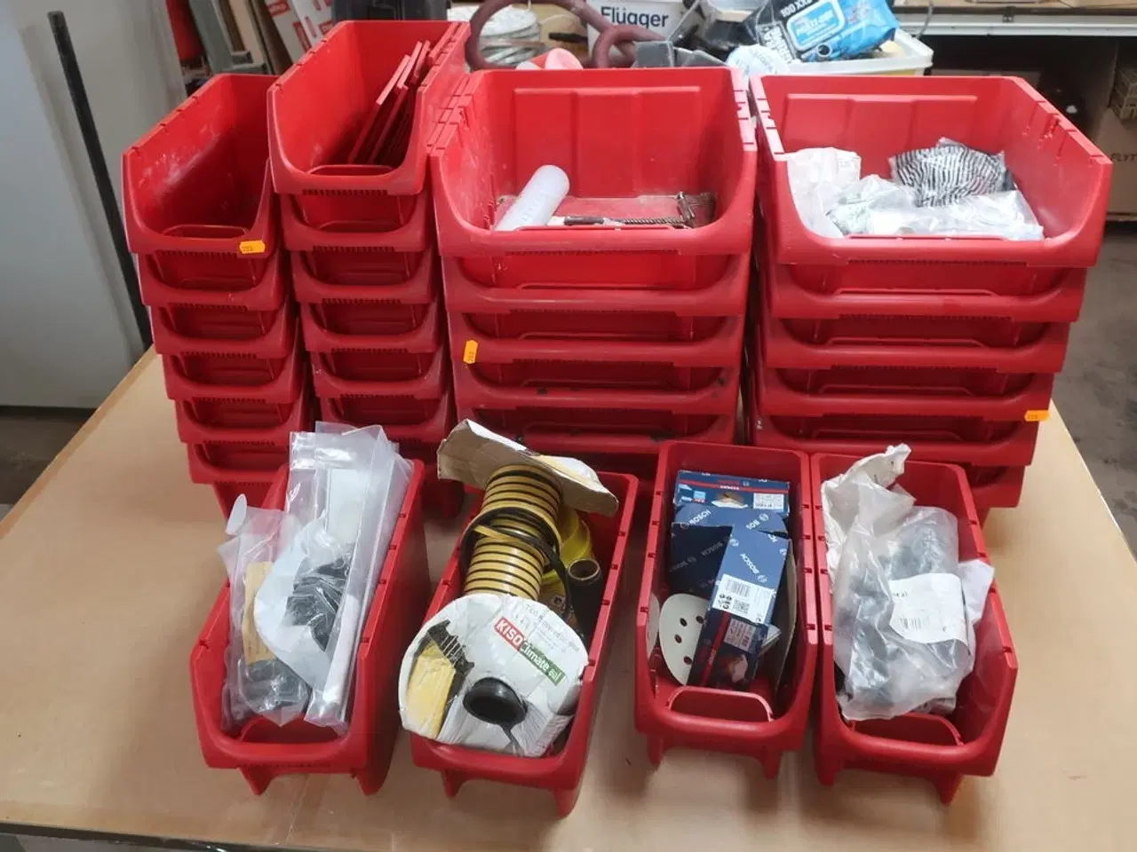 Billede 1 - Røde kasser med indhold