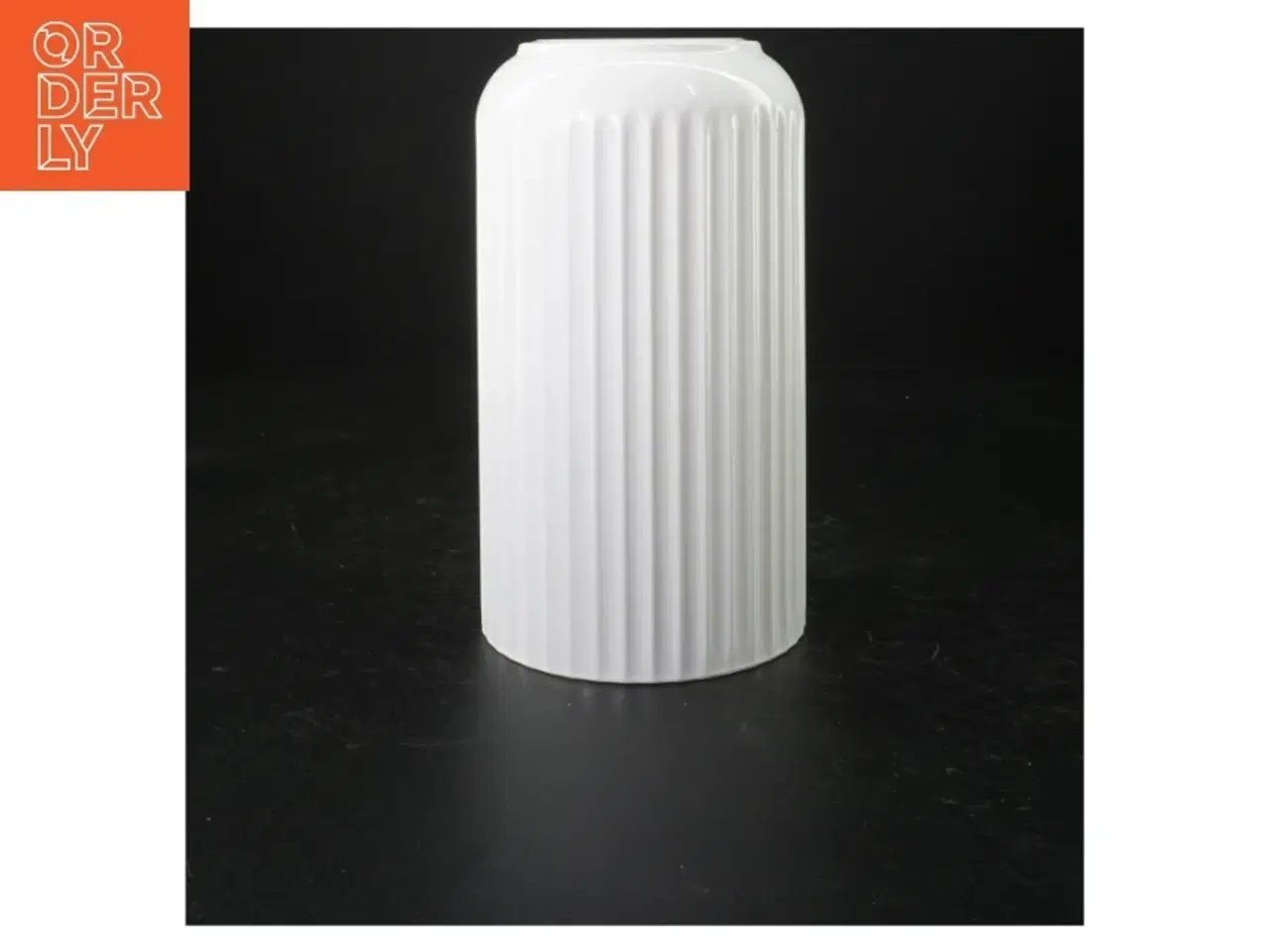 Billede 2 - Hvid ribbet vase fra Lyngby (str. 20 cm)