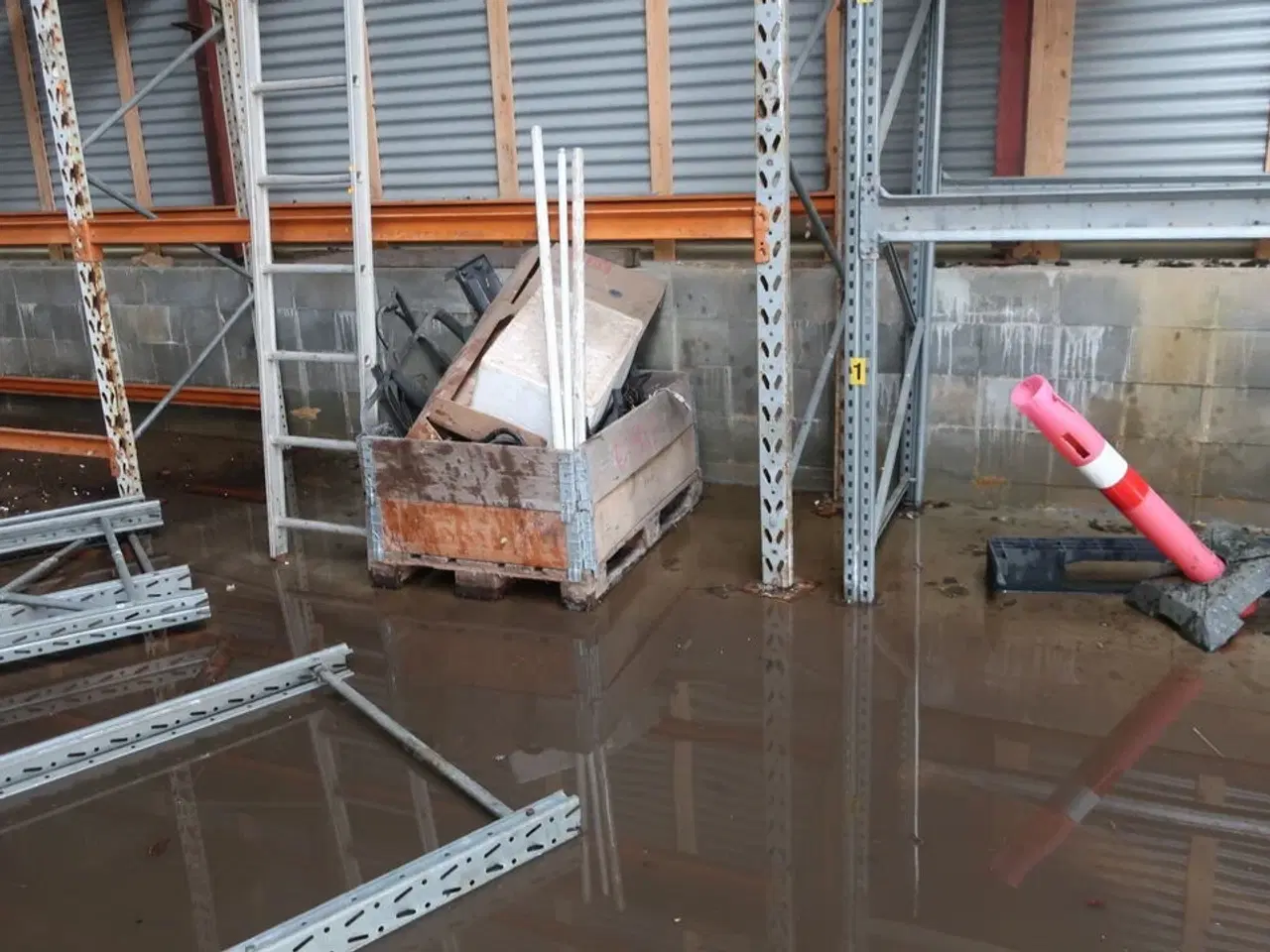 Billede 12 - Brændefyr BAXI Solo Innova 20 STD, Div. Paller med indhold, fælge med dæk m.m.