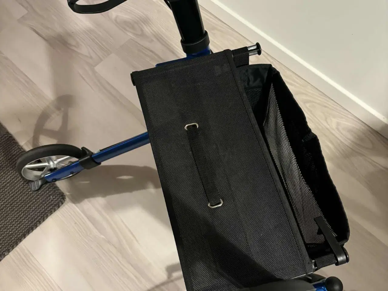 Billede 3 - Fin og kun lidt brugt rollator