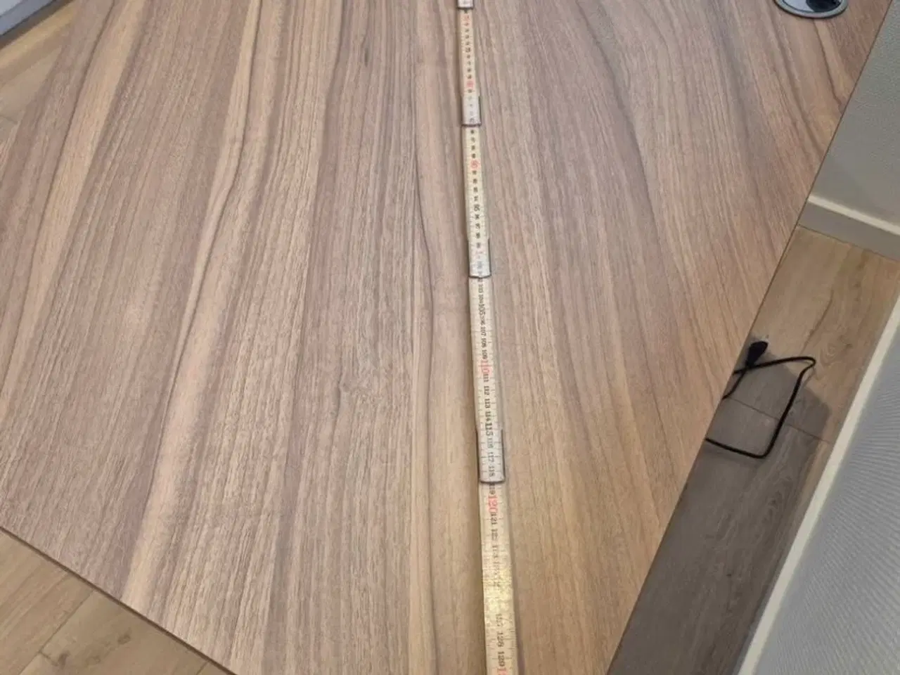 Billede 5 - Hæve-/sænkebord med sort stel