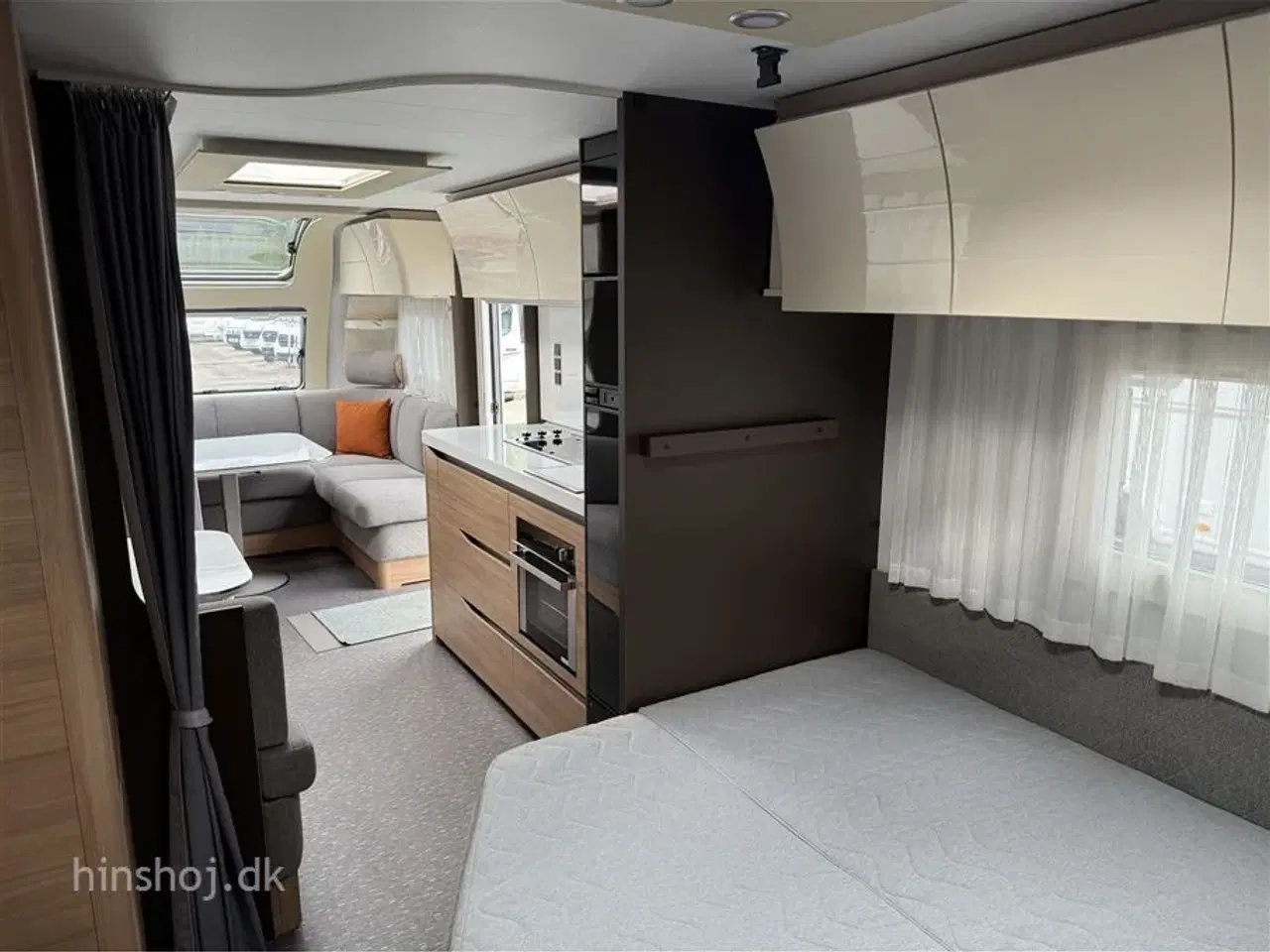 Billede 15 - 2019 - Adria Alpina 753 UP   Lækker vintervogn med dobbeltseng, rundsiddegruppe fra Hinshøj Caravan