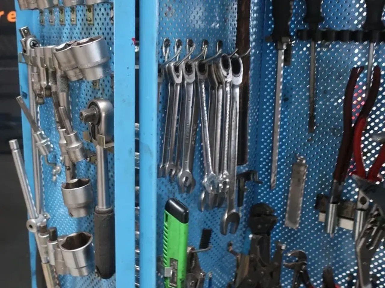 Billede 5 - Værktøjsskab med indhold