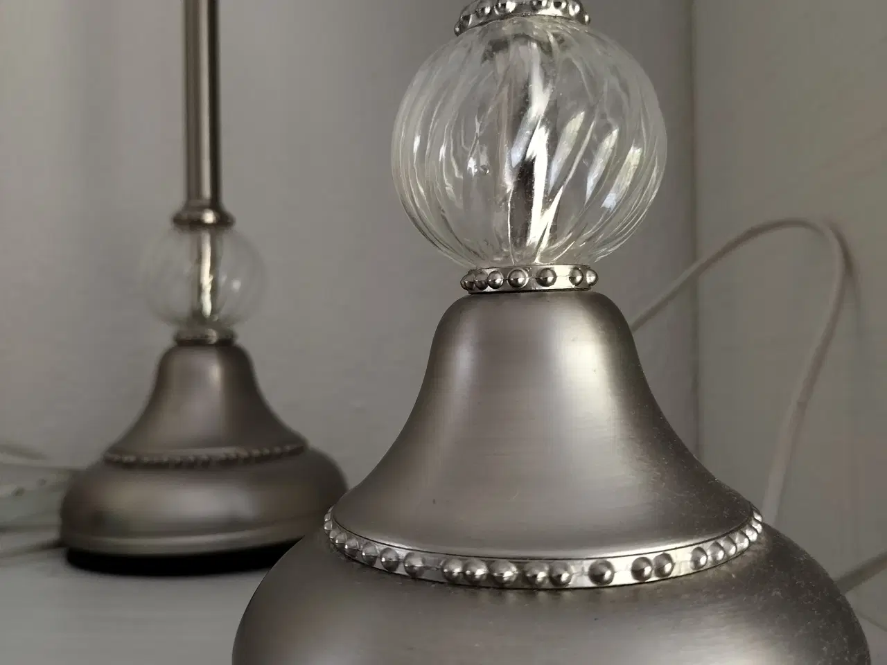 Billede 4 - Hvid lampe i fremragende stand, med ny - lampshade