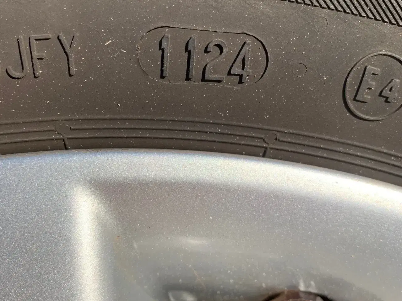Billede 2 - Nyere dæk på alufælge