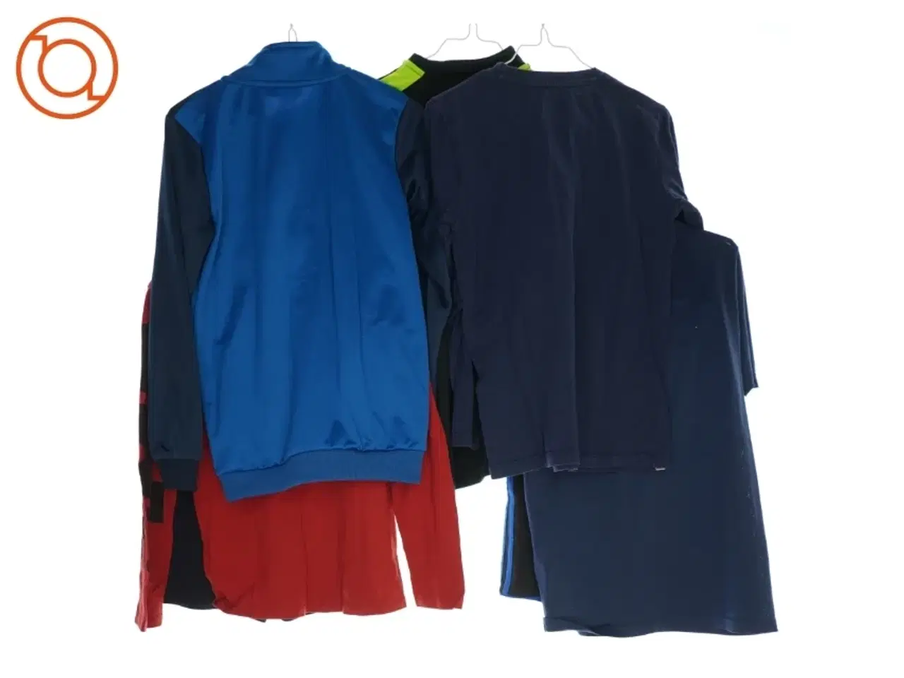 Billede 2 - 5 bluser og 2 par shorts (str. 122)