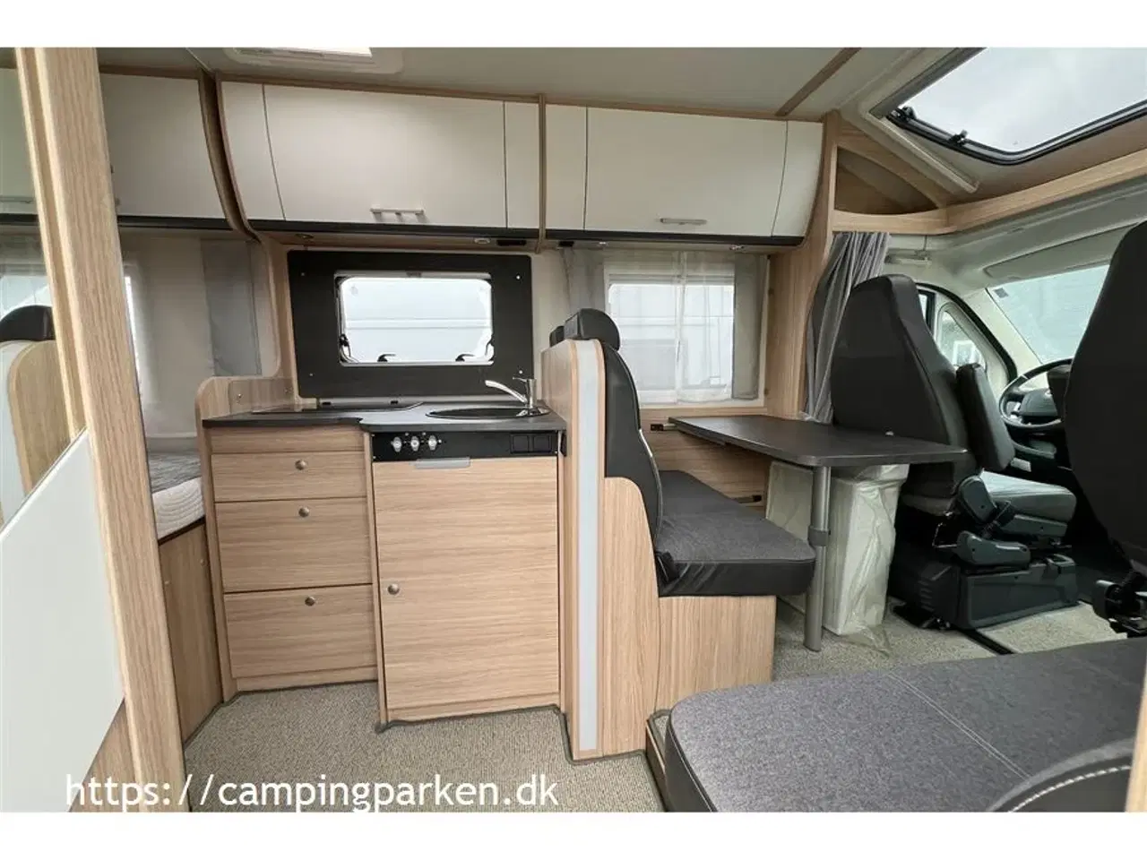 Billede 5 - 2020 - SunLight T 64   Velholdt kort autocamper med fransk seng og automatgear