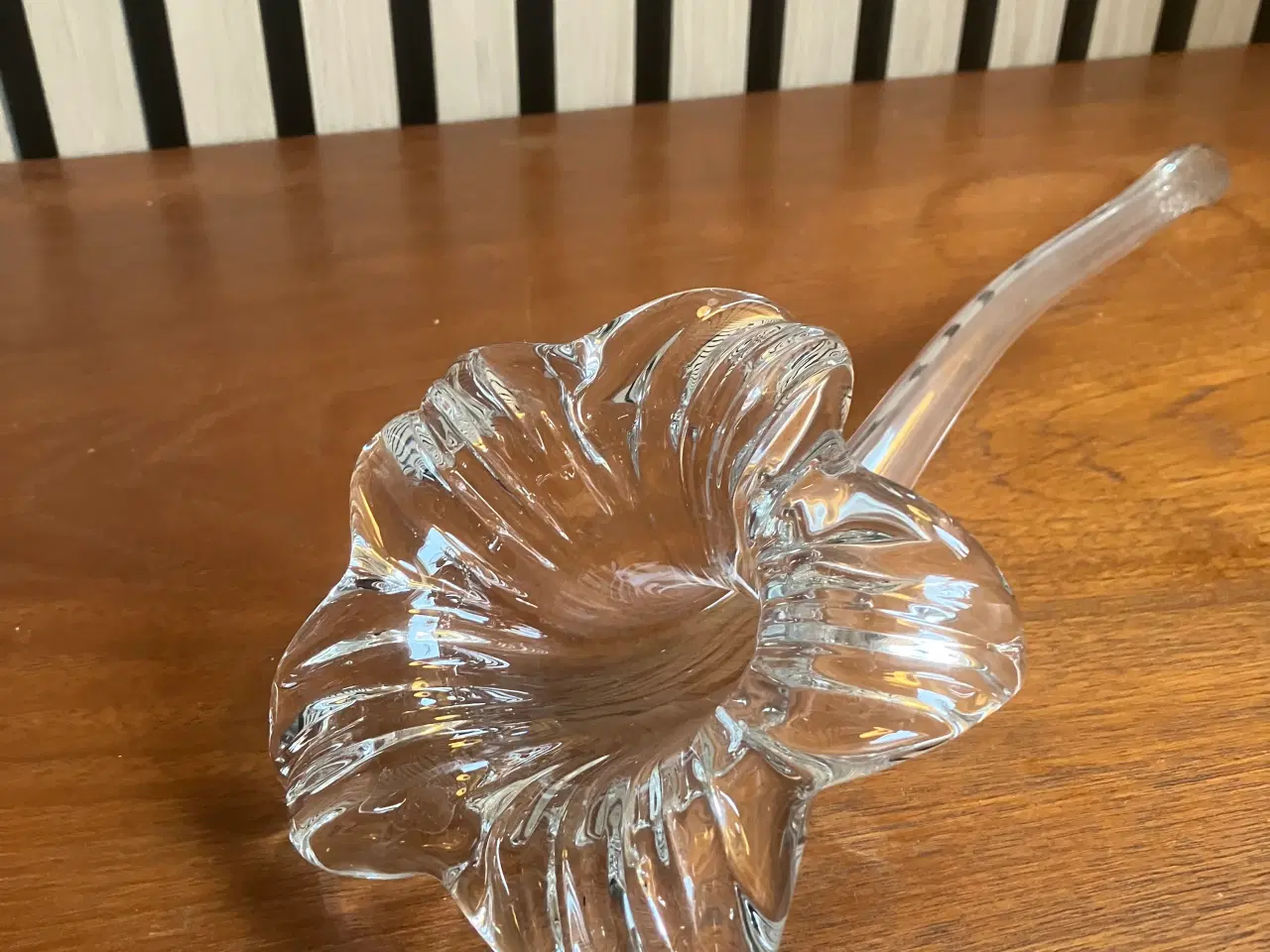 Billede 2 - Gammel liggende liljevase i klart glas