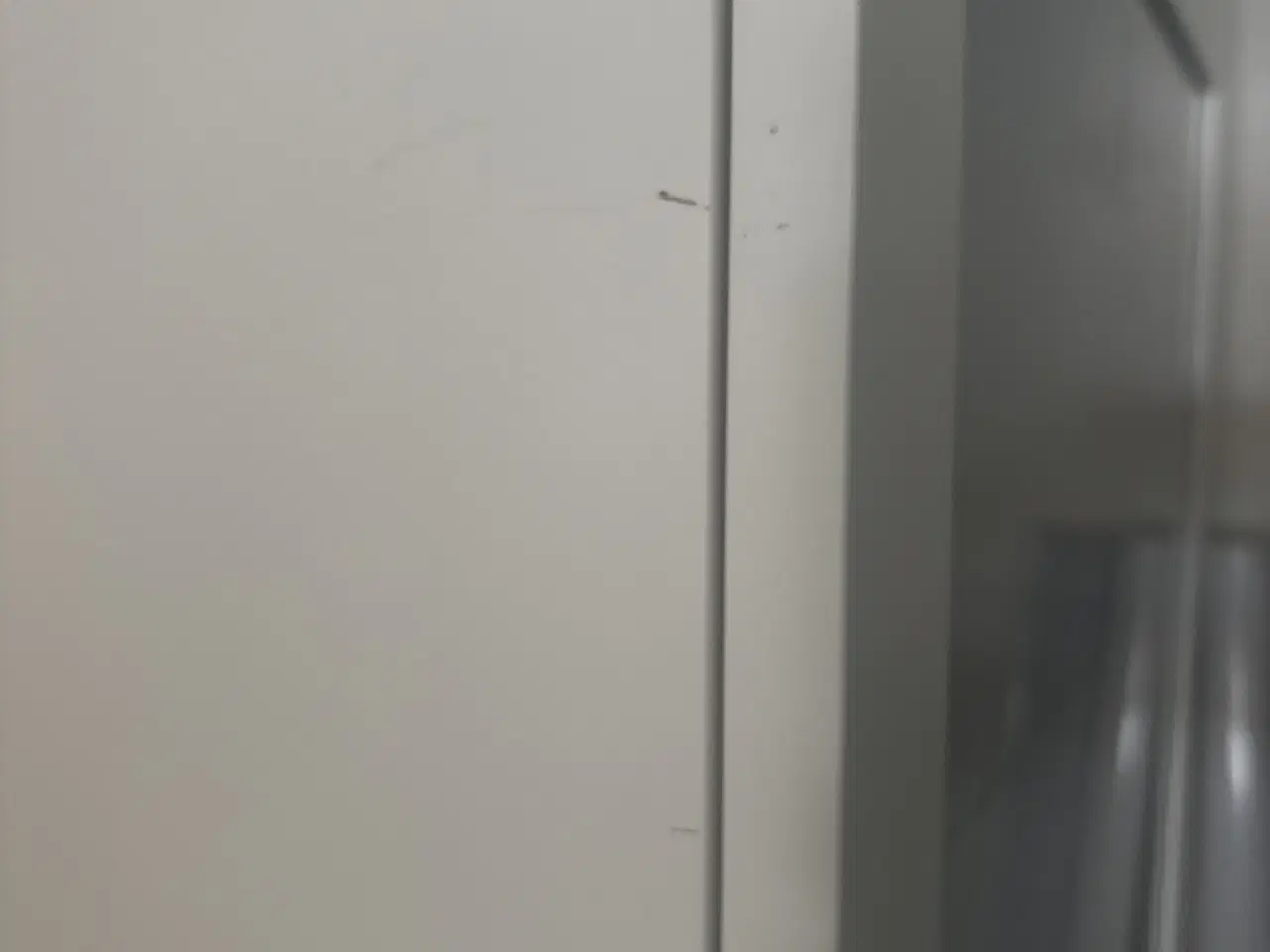 Billede 6 - Hvidt vitrineskab med Stone-look låger