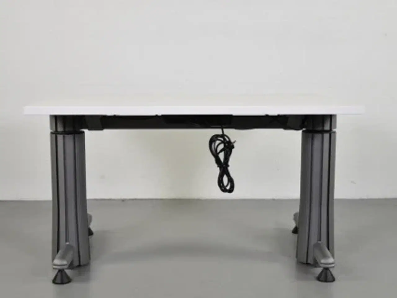 Billede 6 - Hæve-/sænkebord med hvid plade på grå stel