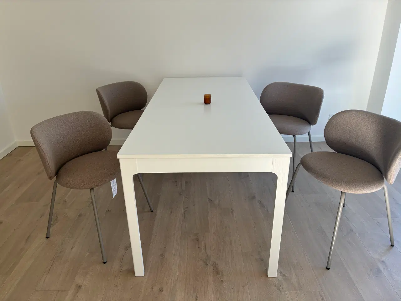 Billede 1 - Spisebord til 4 med 4 stole og ekstra plader