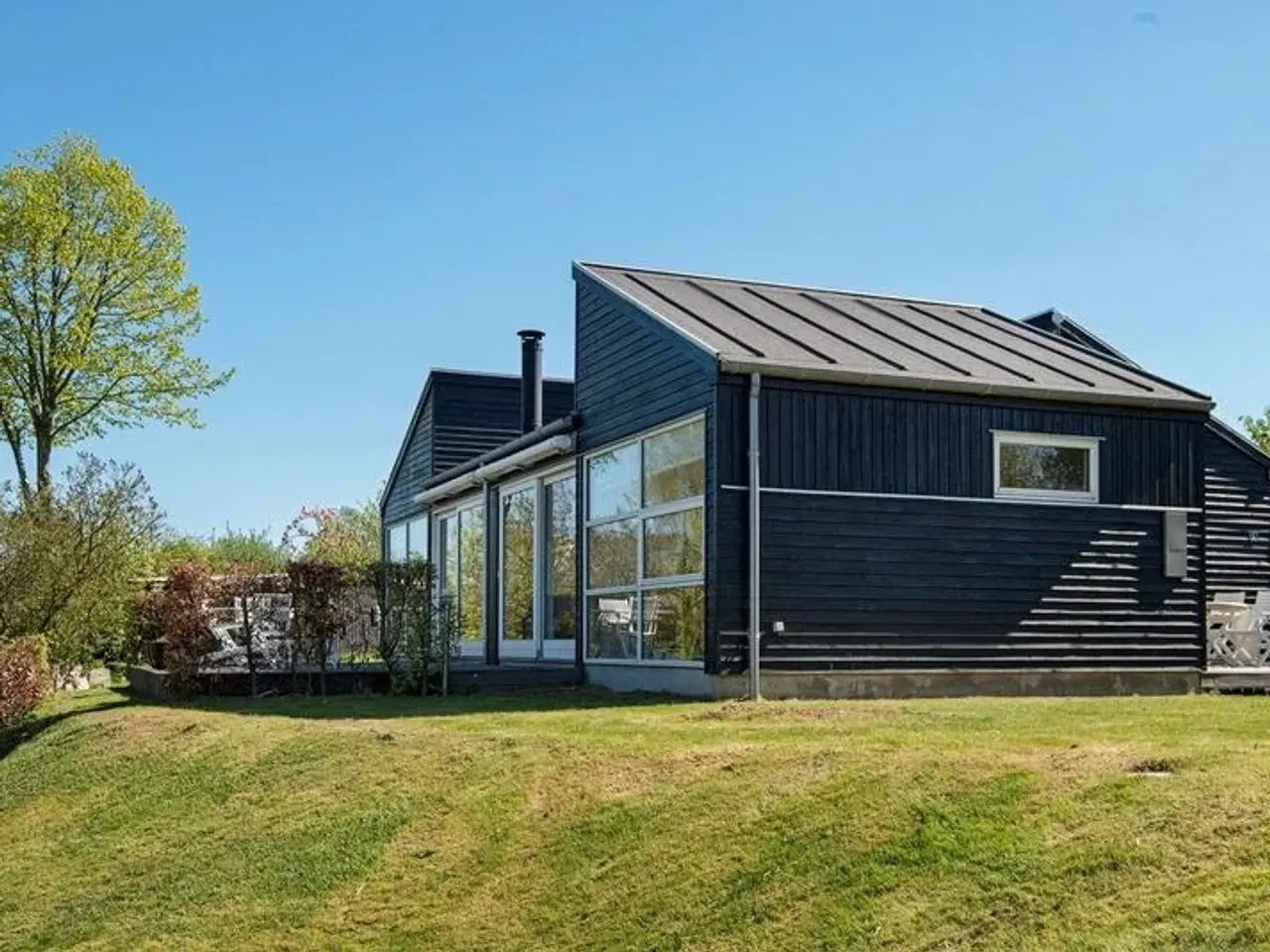 Billede 1 - Panoramaudsigt i velindrettet sommerhus.