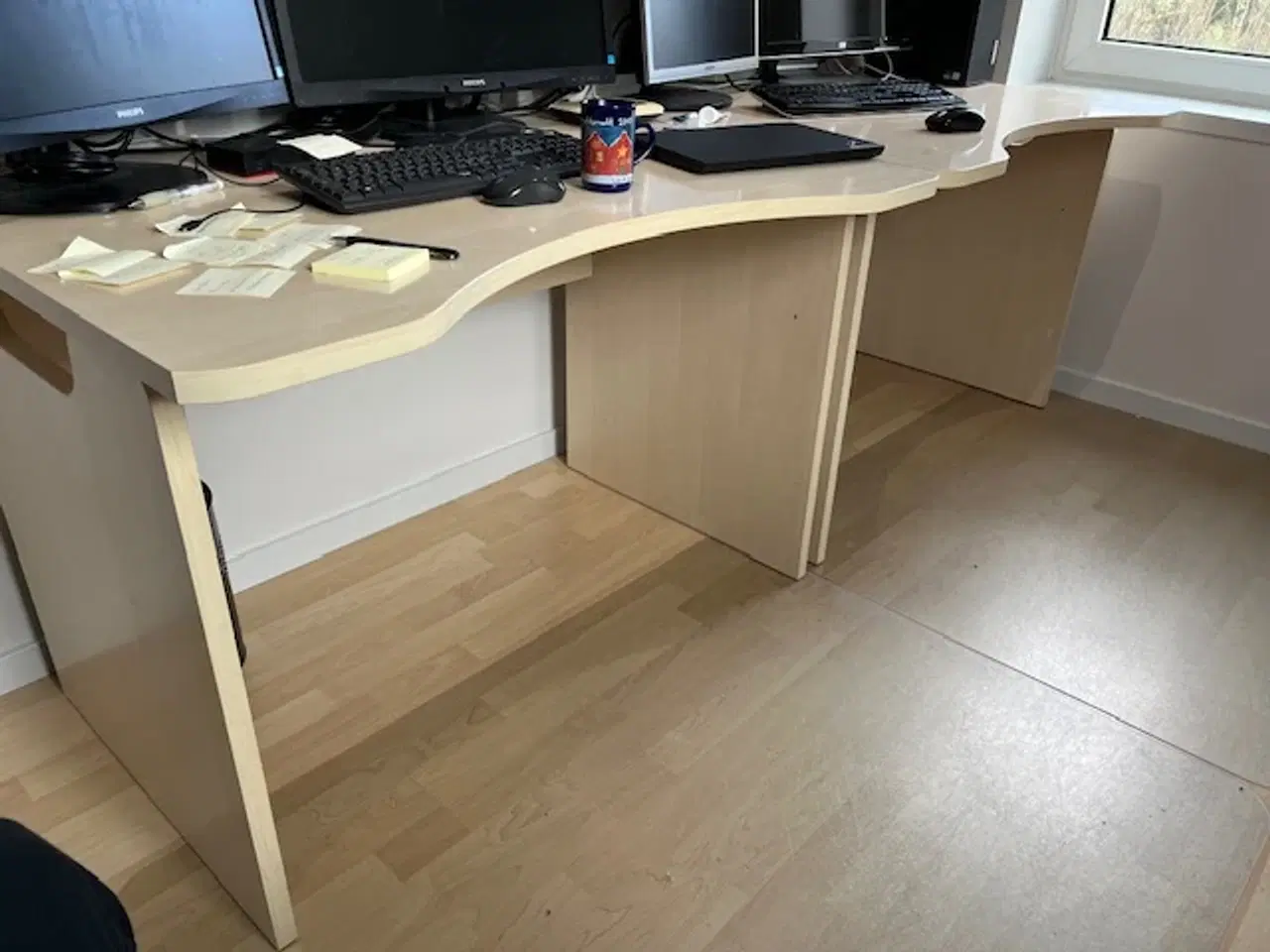 Billede 2 - Skrivebord med plads til computer