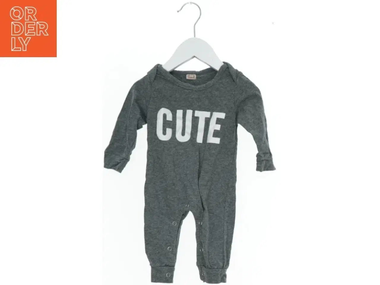 Billede 1 - Grå heldragt med tekst (str. 74)