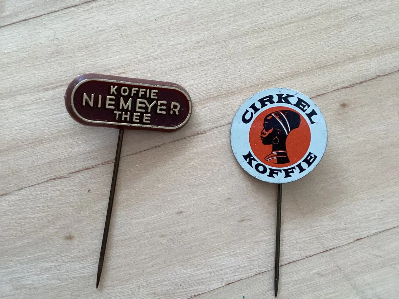 Billede 4 - 8 ældre pins 