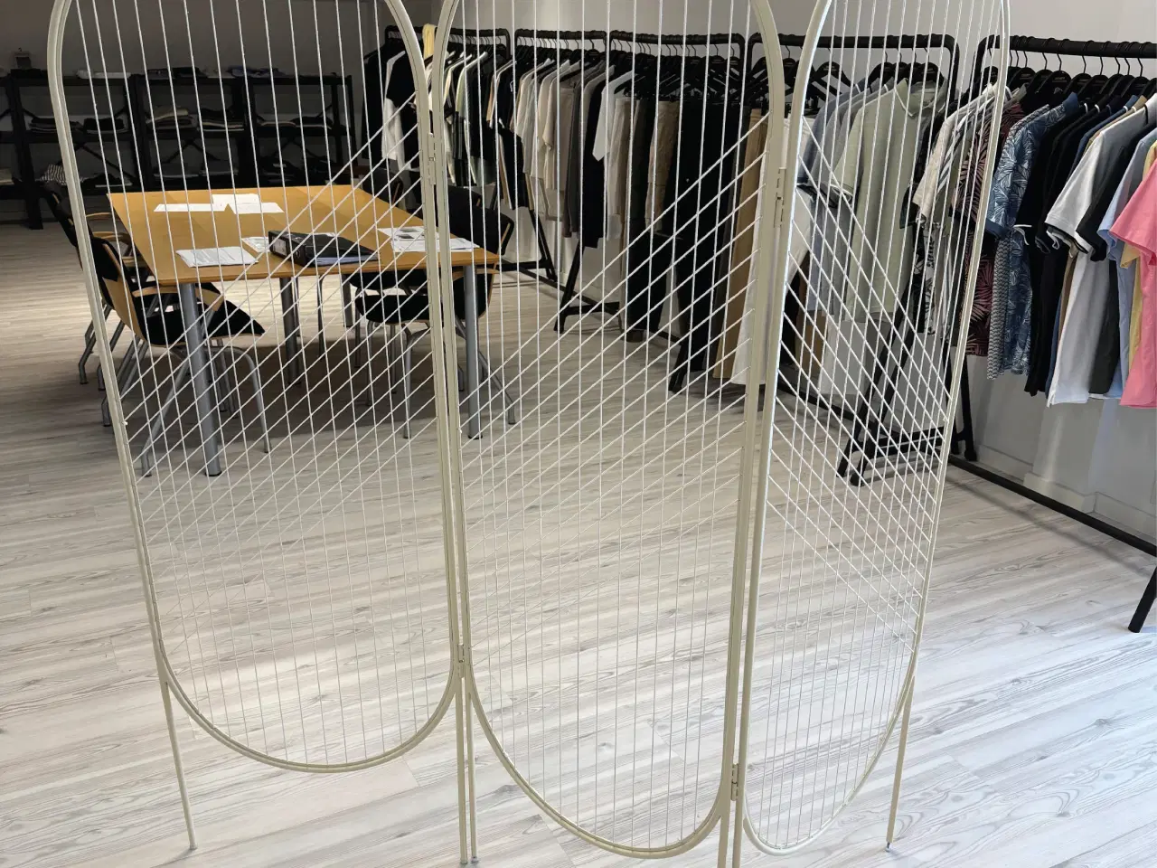 Billede 1 - Rumdeler med 3 fag i metal ramme og snørre