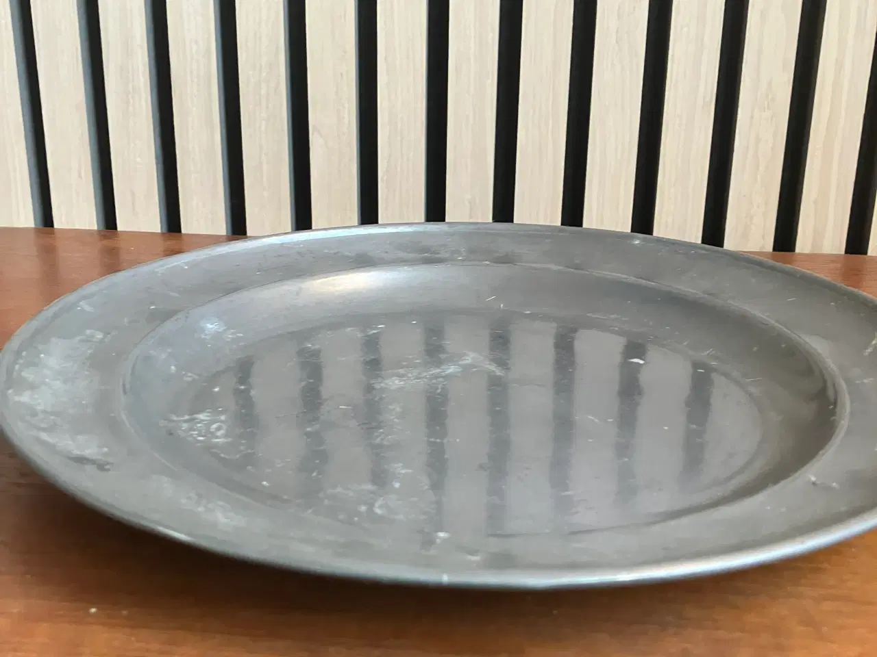 Billede 1 - Gammelt svensk tinfad med patina.