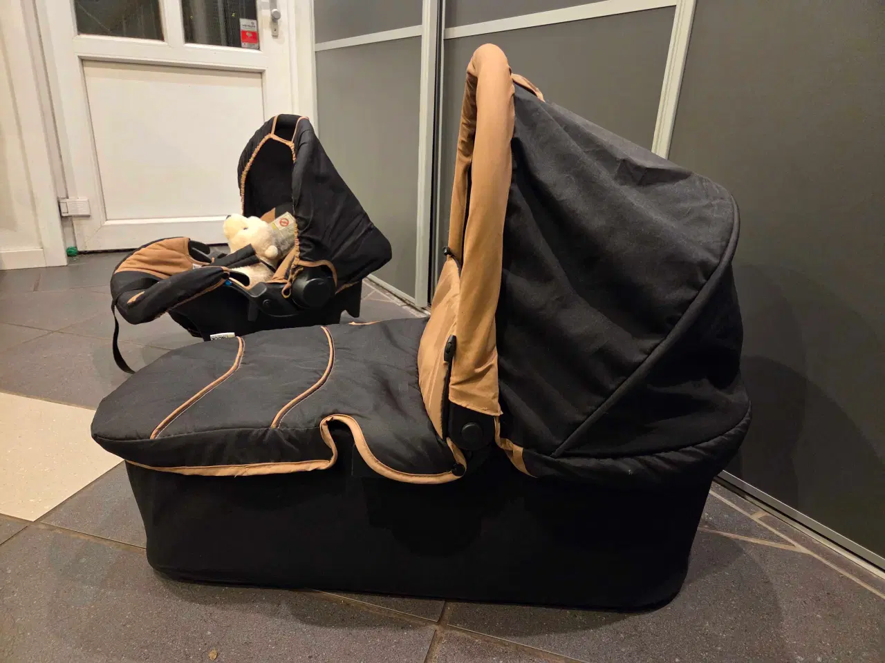 Billede 3 - Sælger mit Hauck Trio-sæt i sort med brune detalje