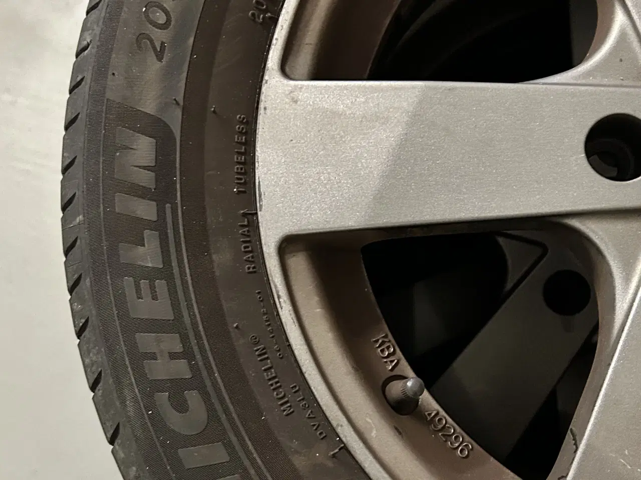 Billede 5 - Michelin sommerdæk 205/60 R16 på Dezent alufælge