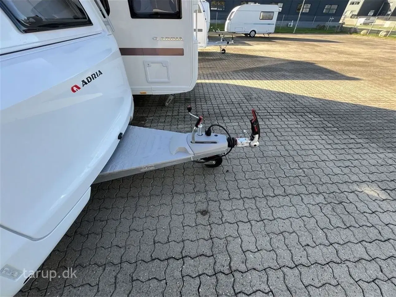Billede 4 - 2026 - Adria Altea 402 PH   Dobbeltseng, el-gulvvarme, stort køleskab, 3 gasblus, side-siddegruppe, stabilisator, serviceklap, glasfibersider